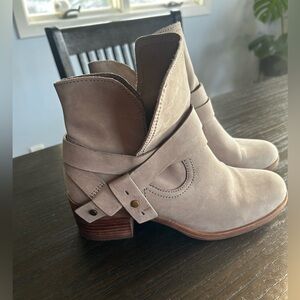 Uggs Sahara‎ ankle boits genuine suede block heel western bohemian country